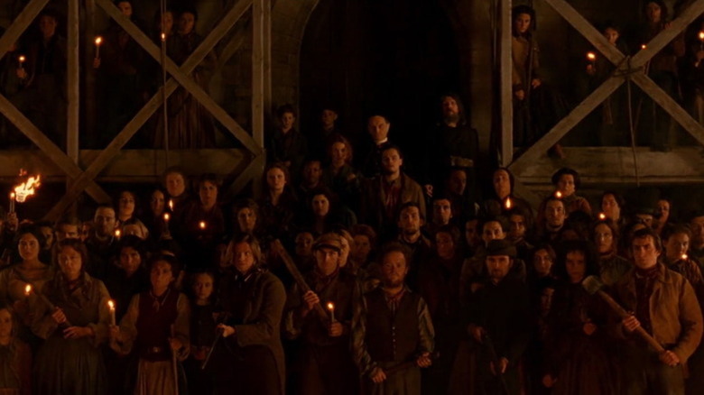 Irlandezii iau atitudine în fața unei biserici în construcție din Gangs of New York