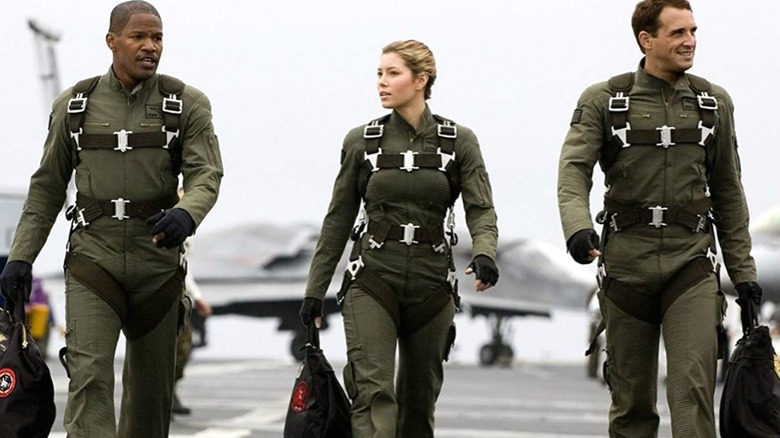 Jamie Foxx ca Henry Purcell, Jessica Biel ca Kara Wade și Josh Lucas ca Ben Gannon mergând împreună în Stealth