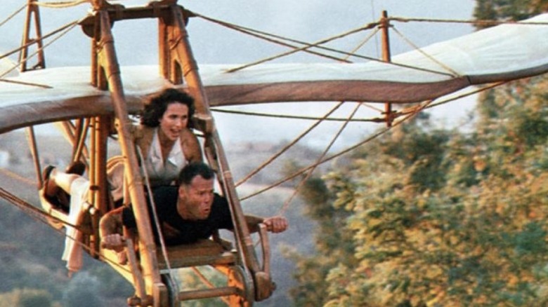 Hudson Hawk și Anna, deltaplanând pe unul dintre deltaplanurile lui Leonardo da Vinci