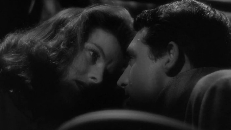 Tracy a lui Katharine Hepburn și Dexer a lui Cary Grant se sprijină îndeaproape în The Philadelphia Story