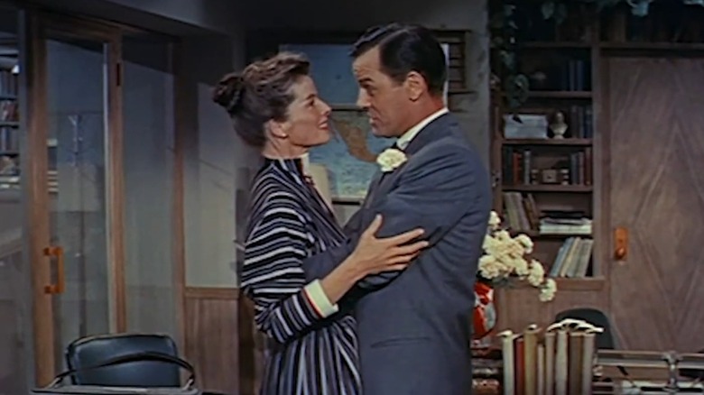 Mike (dreapta) de la Gig Young îl îmbrățișează pe iepurașul lui Katharine Hepburn (stânga) în set de birou