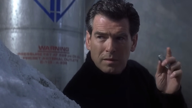 James Bond al lui Pierce Brosnan ține un detonator la distanță în Die Another Day