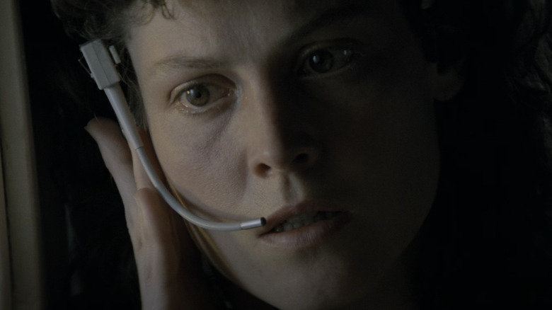 Ellen Ripley, de la Sigourney Weaver, își ascultă receptorul din Alien