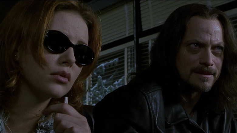 Charlize Theron în rolul lui Ashley și Gary Sinise în rolul lui Gabriel în Jocurile renilor