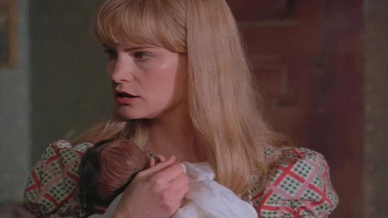 Anney Boatwright din Bastard Out of Carolina, ținând în brațe un copil