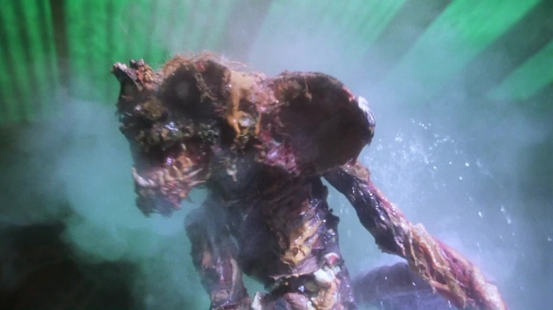 Un gremlin fără piele, încă viu cumva, își amenință victimele.