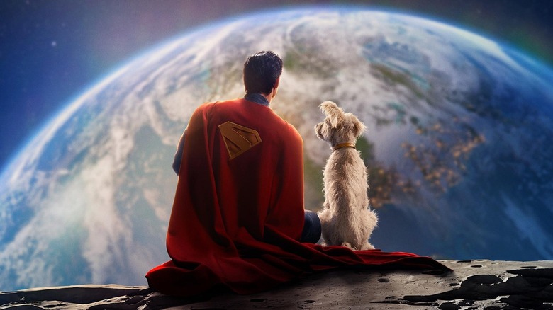 David Corenswet în rolul Superman alături de Krypto the Superdog de pe Lună privind înapoi la Pământ într-o privire timpurie asupra Superman al lui James Gunn