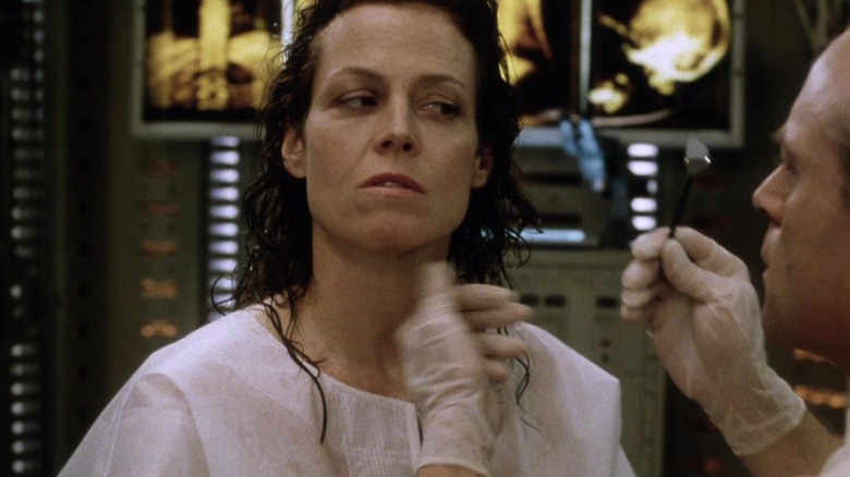 Sigourney Weaver ca clona lui Ellen Ripley care arată neîncrezătoare în Alien: Resurrection