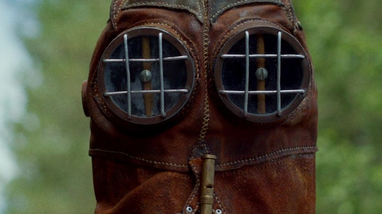 Un prim-plan al măștii lui Johnny din In a Violent Nature