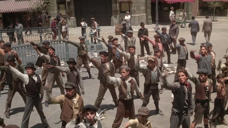 Jack Kelly și colegii săi de știri dansând în Newsies