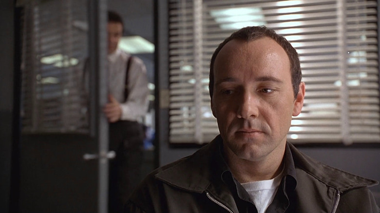 Kevin Spacey se pregătește să fie interogat ca Verbal Kint în The Usual Suspects