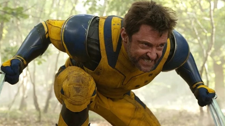 Hugh Jackman ca Logan/Wolverine ghemuit cu ghearele în Deadpool & Wolverine