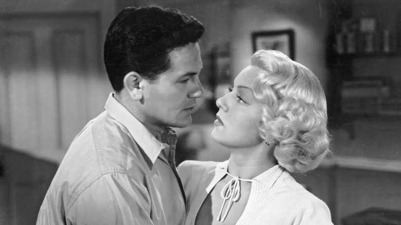 Frank Chambers și Cora Smith se uită unul la altul în The Postman Always Rings Twice