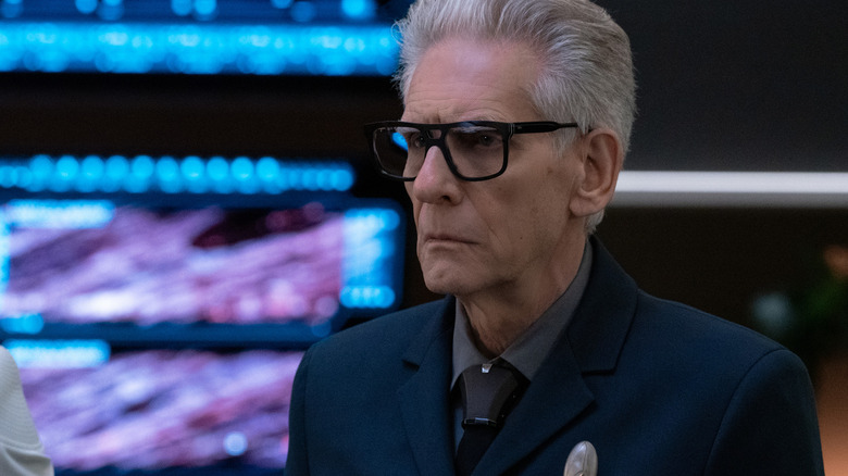 Dr. Kovich, arătând sever în Star Trek: Discovery