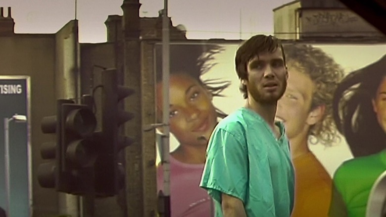 Jim hoinărind printr-o Londra abandonată în 28 de zile mai târziu