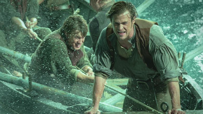 Chris Hemsworth în rolul lui Owen Chase rezistă în timpul unei furtuni în timpul In the Heart of the Sea