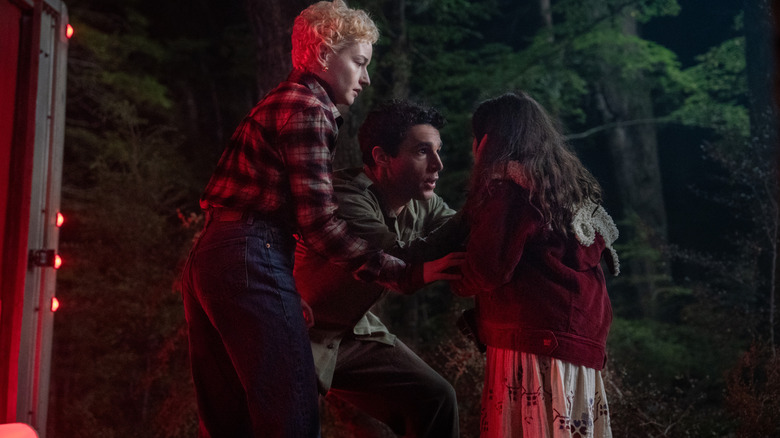 Charlotte (Julia Garner), Blake (Christopher Abbott) și Ginger (Matilda Firth) împărtășesc un moment emoționant de familie în Wolf Man