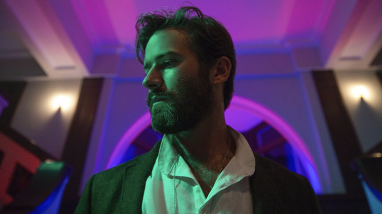 Armie Hammer în rolul lui Steve Lift privind în afara camerei în Sorry to Bother You