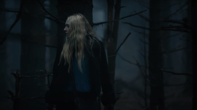 Mina/Lucy a lui Dakota Fanning rătăcește printr-o pădure întunecată în The Watchers