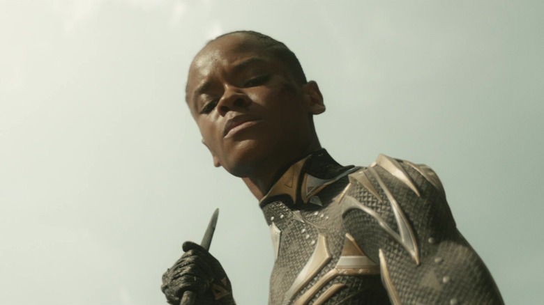 Letitia Wright în rolul lui Shuri s-a îmbrăcat ca Pantera Neagră în Pantera Neagră: Wakanda Forever