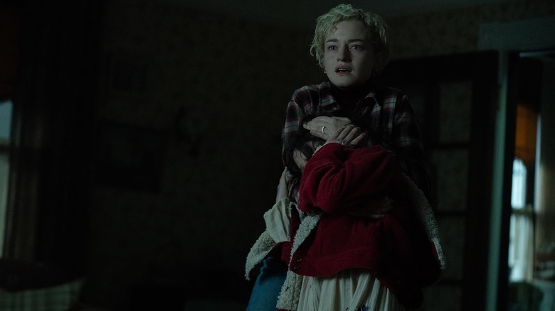 Charlotte a lui Julia Garner și Ginger a lui Matlida Firth îl privesc cu teamă și îngrijorare pe Blake în Wolf Man (2025)