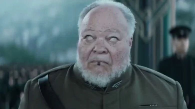 Thufir Hawat cu ochii albiți în timp ce efectuează niște calcule Mentat în Dune