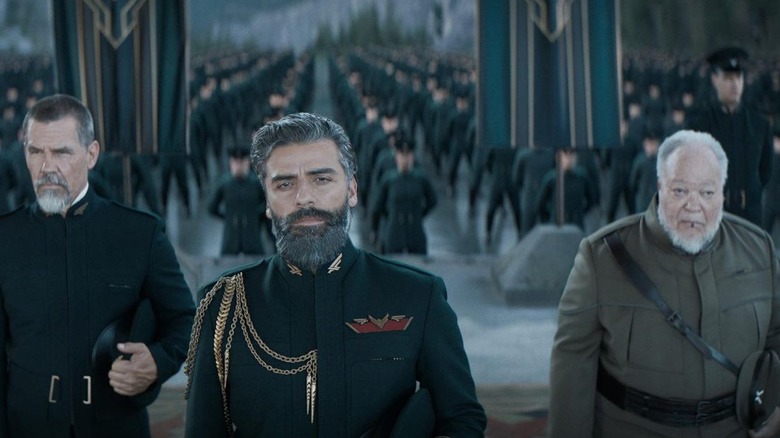 Leto stă mândru cu Gurney și Thufir lângă el în Dune