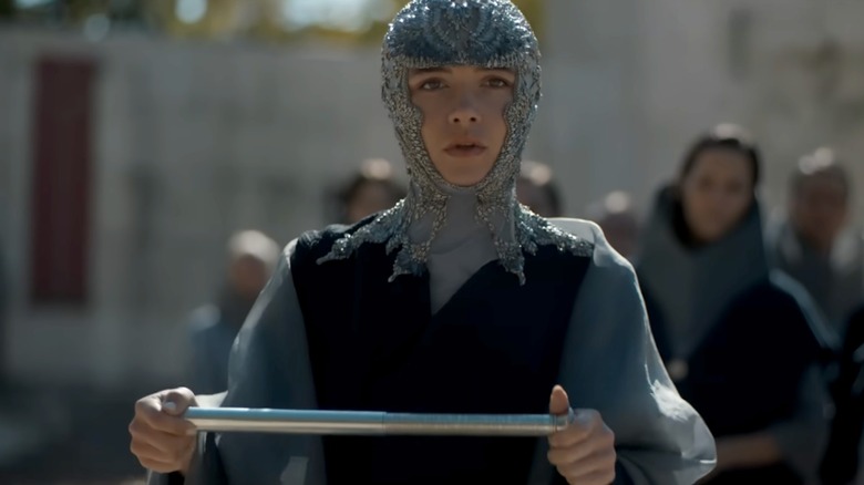 Prințesa Irulan Corrino citind un mesaj în Dune: partea a doua