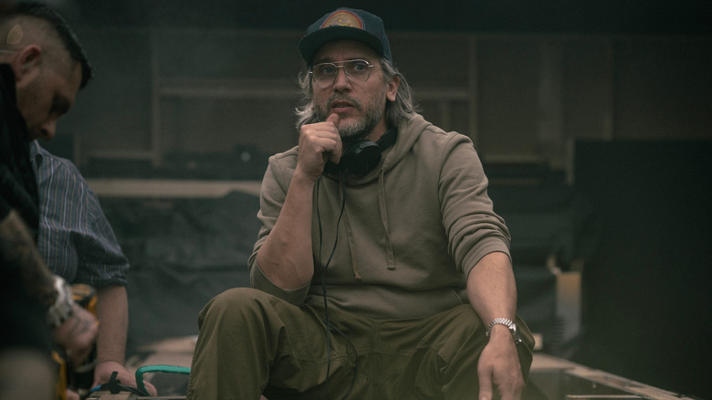 Regizorul Fede Álvarez într-o filmare din culise de la filmările pentru Alien: Romulus