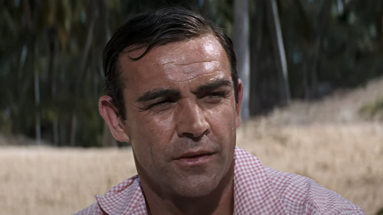 James Bond al lui Sean Connery stă pe o plajă din Thunderball