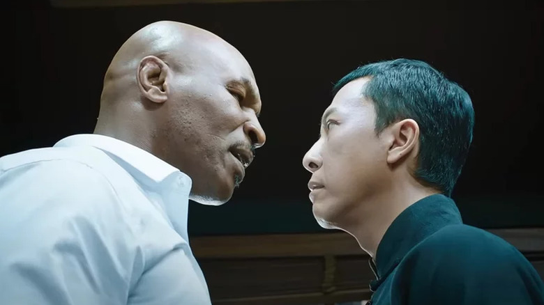 Frank al lui Mike Tyson se uită în jos la Ip Man în Ip Man 3