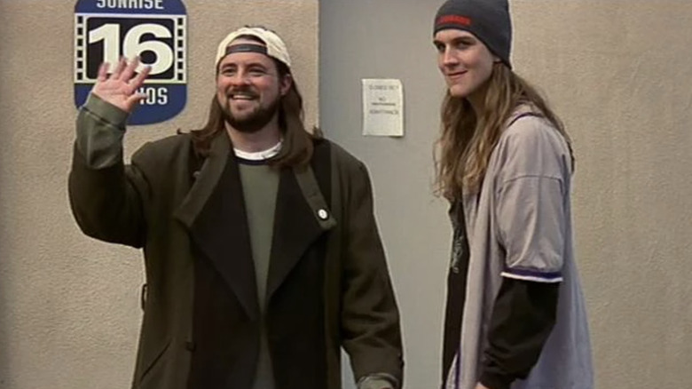 Silent Bob îi face semn lui Gale Weathers în timp ce Jay se uită în Scream 3