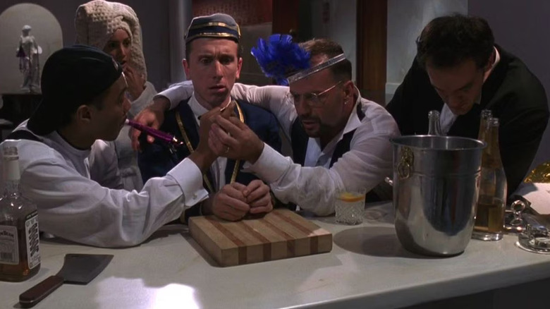 Norman și Leo îi explică lui Ted jocul central al petrecerii, în timp ce Angela și Chester se uită în Four Rooms