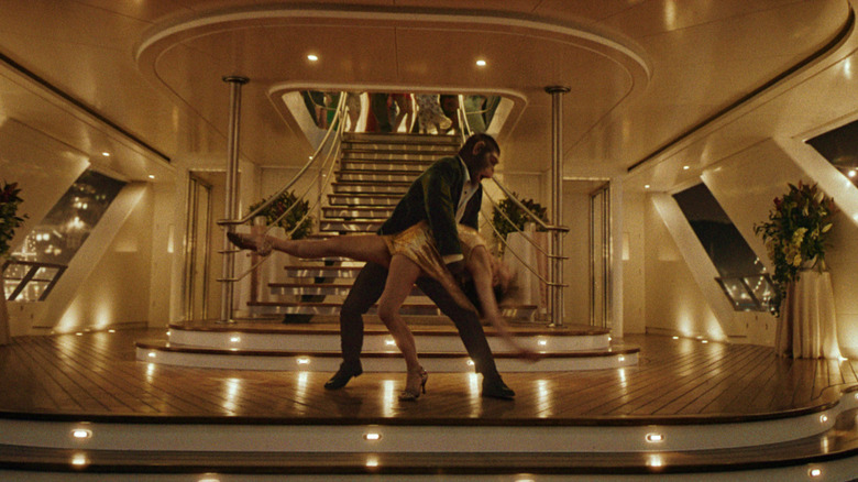 Robbie Williams ca o maimuță dansând cu Nicole Appleton în Better Man