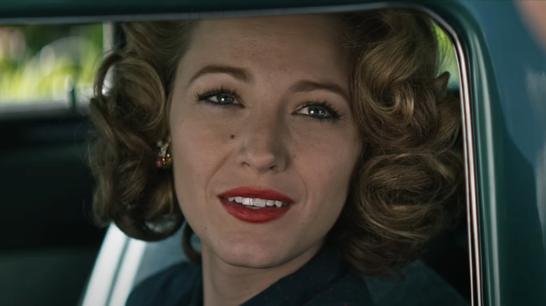 Adaline Marie Bowman de la Blake Lively se uită pe geamul unei mașini în Epoca lui Adeline