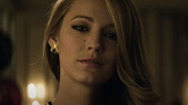 Adaline Marie Bowman de la Blake Lively se uită în depărtare în Epoca lui Adeline