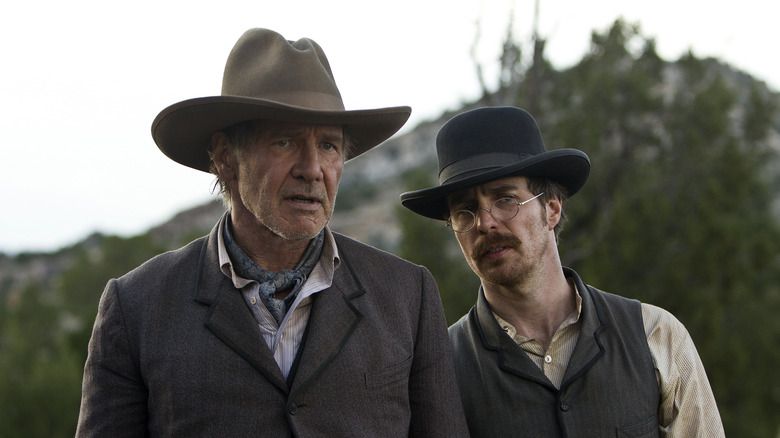 Harrison Ford ca colonelul Woodrow Dolarhyde și Sam Rockwell ca doctor în Cowboys & Aliens