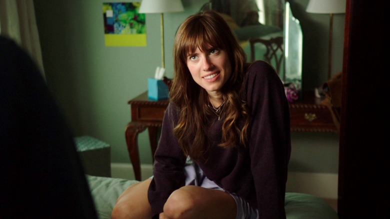 Rose stă pe pat și vorbește cu Chris în Get Out