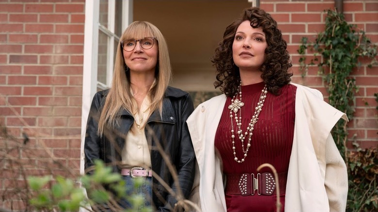 Kate și Tully zâmbind și uitându-se la distanță mijlocie pe Firefly Lane