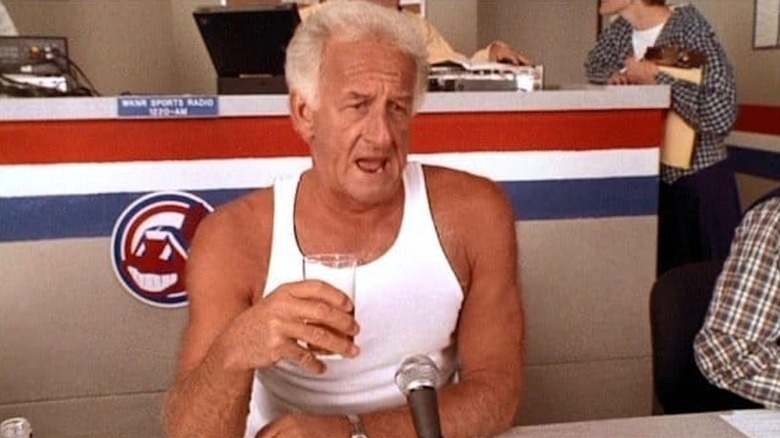 Bob Uecker se dezbrăcă în tricou în rolul lui Harry Doyle în Major League II