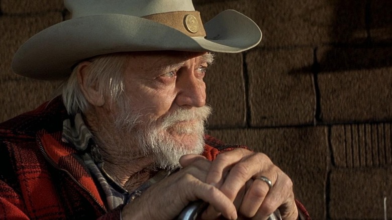 Richard Farnsworth ca Alvin Straight pe un tractor în The Straight Story