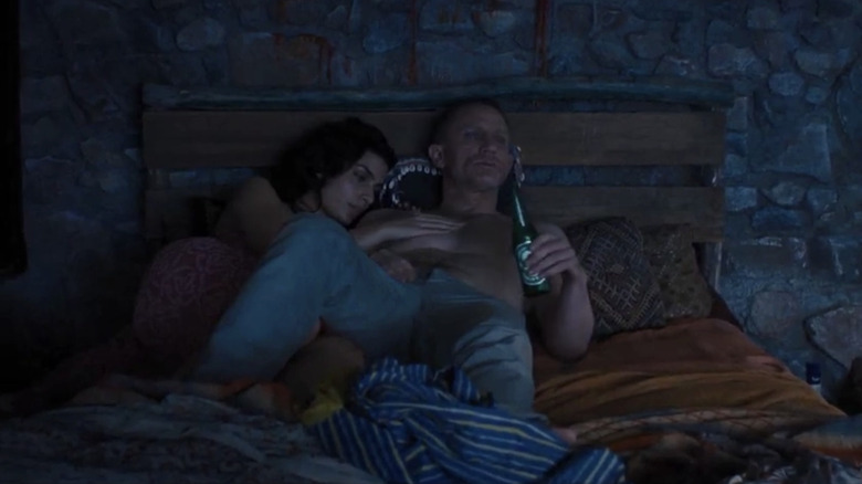 James Bond al lui Daniel Craig stă în pat, alături de o femeie din Skyfall