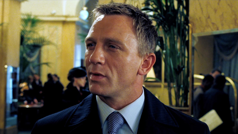 James Bond al lui Daniel Craig se uită în dreapta lui în holul unui hotel din Casino Royale