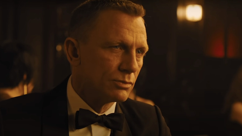 James Bond al lui Daniel Craig arată peste cadru în timp ce poartă un smoking în Skyfall