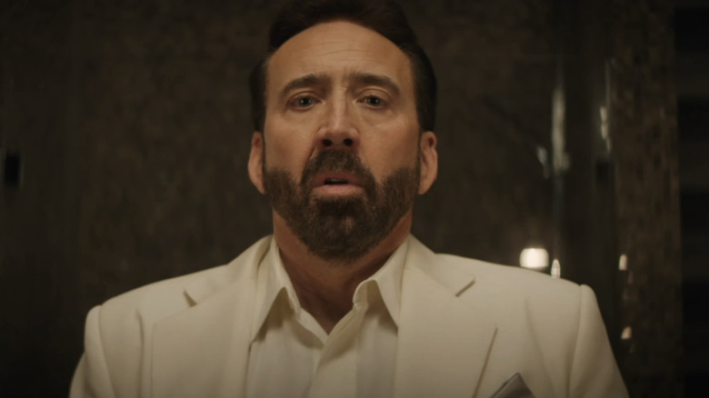 Nick Cage de la Nicolas Cage pare deranjat în timp ce poartă un costum alb în The Unbearable Weight of Massive Talent