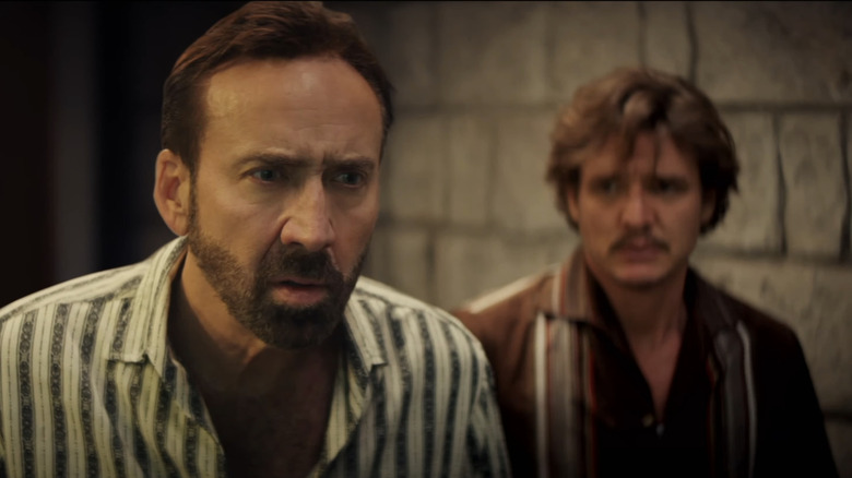 Nick Cage al lui Nicolas Cage stă în fața lui Javi Gutiérrez al lui Pedro Pascal în The Unbearable Weight of Massive Talent