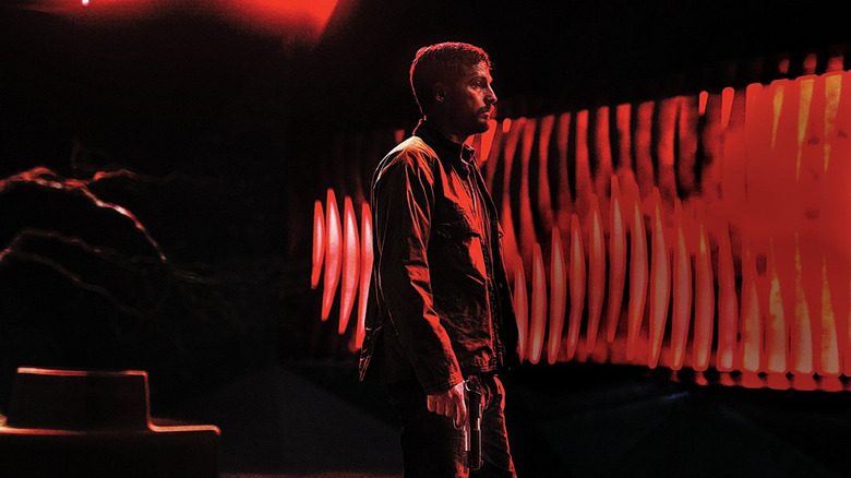 Logan Marshall-Green ca Gray Trace ținând un pistol într-o imagine promoțională pentru Upgrade