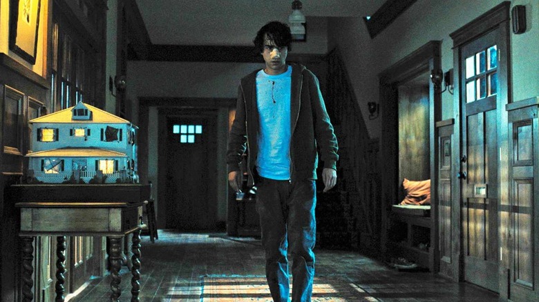 Peter al lui Alex Wolff mergând pe hol în Hereditary