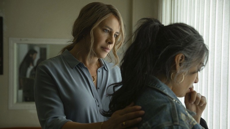 Karla Sofía Gascón ca Emilia Pérez oferind un gest de sprijin unei femei din Emilia Pérez