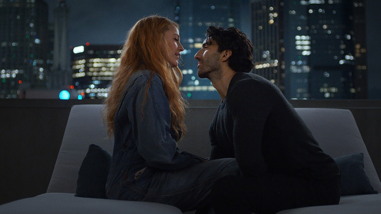 Lily și Ryle pe un acoperiș pe cale să se sărute în It Ends With Us